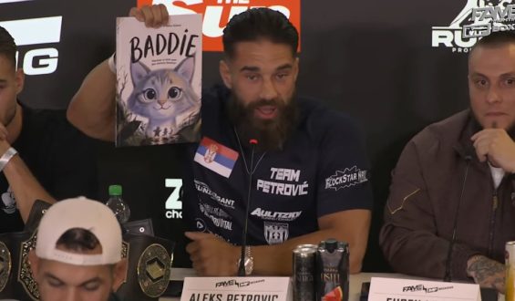 Lustiger Moment bei Pressekonferenz: Fame Fighter überreicht Kinderbuch