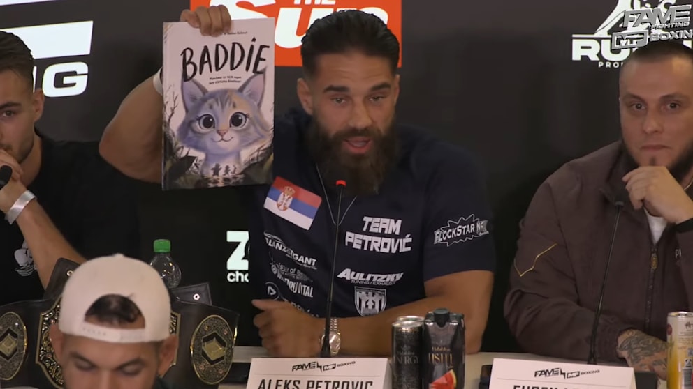 Lustiger Moment bei Pressekonferenz: Fame Fighter überreicht Kinderbuch