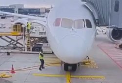 Unfall am Frankfurter Flughafen: Fahrwerk einer Boeing bricht zusammen