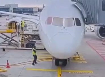 Unfall am Frankfurter Flughafen: Fahrwerk einer Boeing bricht zusammen