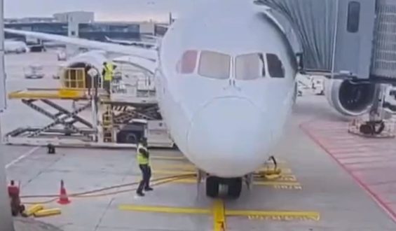 Unfall am Frankfurter Flughafen: Fahrwerk einer Boeing bricht zusammen