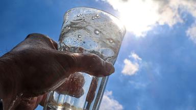 Wie viel Wasser sollte man täglich trinken?
