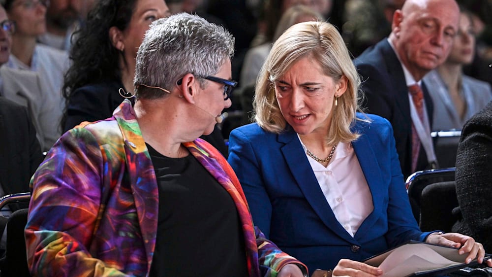 Kontroversen um Pflegereform: Streichen der Einkommensgrenze kritisiert