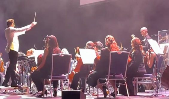 Ungeplante Rettung: Zuschauer spielt spontanes Solo im Konzert