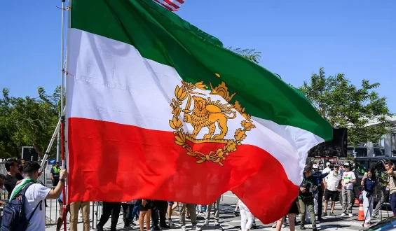 Iranische Widerstandsflagge löst Kontroversen bei der Fußball-WM in Los Angeles aus