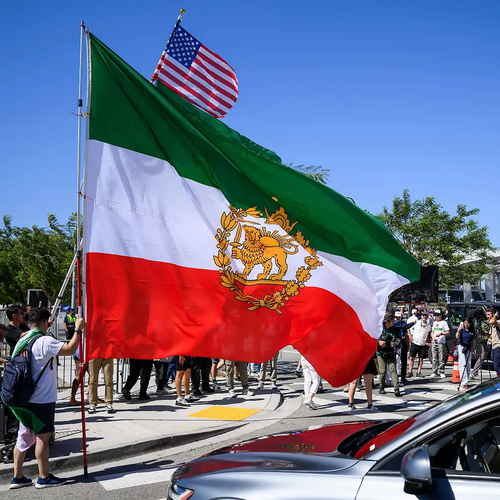 Iranische Widerstandsflagge löst Kontroversen bei der Fußball-WM in Los Angeles aus
