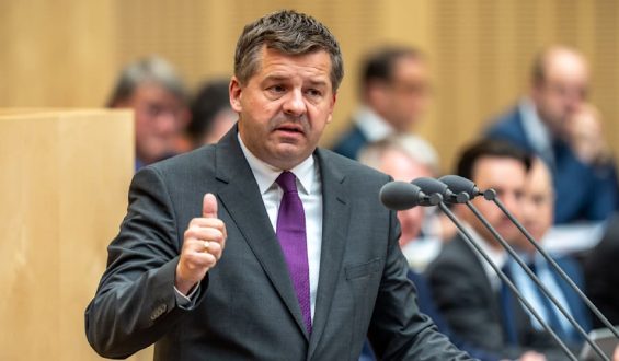 Der Druck auf Sachsen-Anhalts Ministerpräsidenten wächst