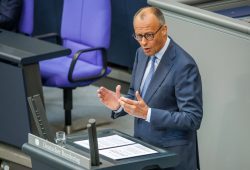 Kanzler Merz fordert zu Reformen auf und stößt auf Kritik
