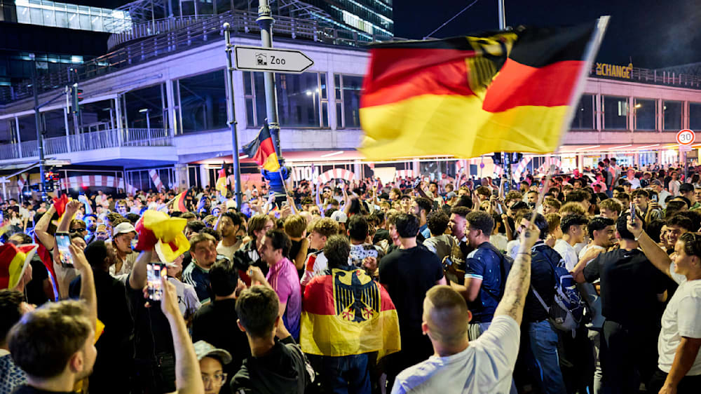Deutsche Fans jubeln nach 2:1-Sieg gegen Elfenbeinküste