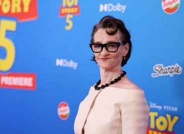 Joan Cusack gibt ihr Comeback auf dem roten Teppich