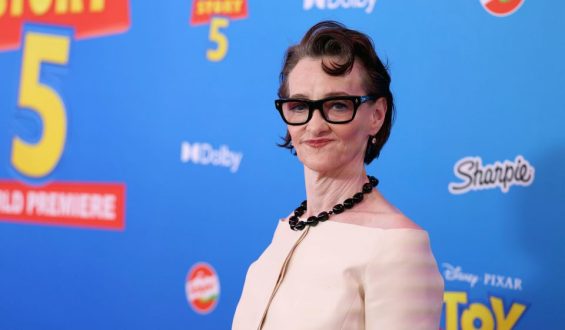 Joan Cusack gibt ihr Comeback auf dem roten Teppich