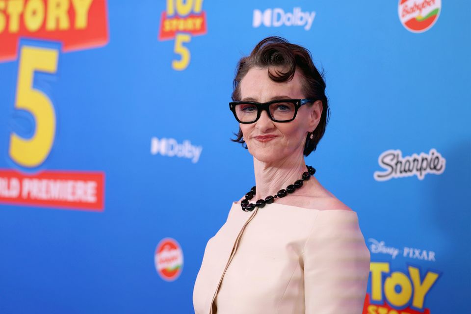 Joan Cusack gibt ihr Comeback auf dem roten Teppich