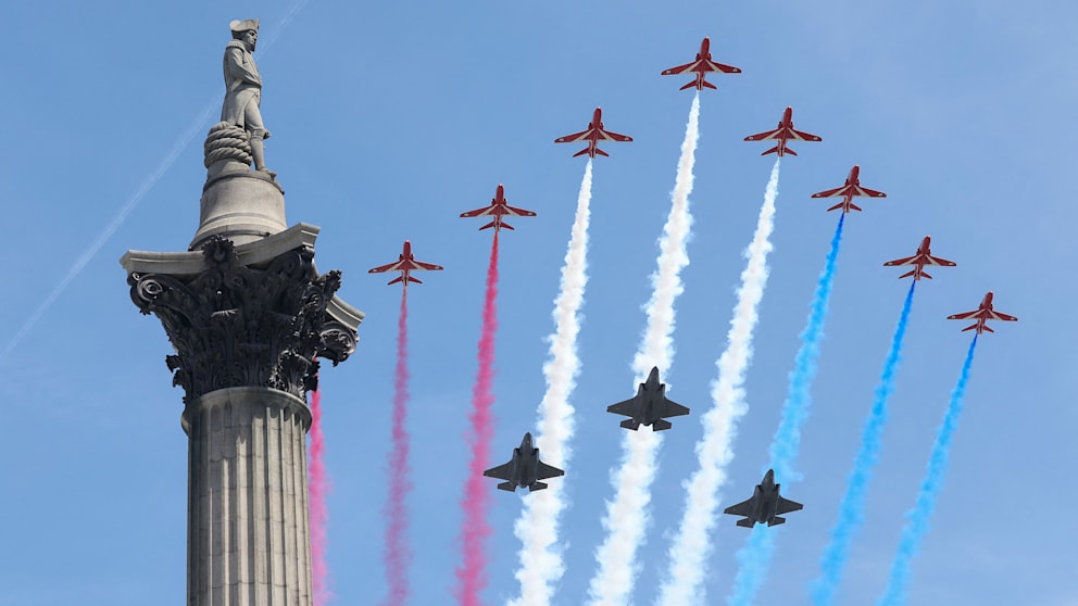 König Charles feiert Geburtstag mit „Trooping the Colour“