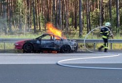 Sportwagen fängt auf der A10 Feuer