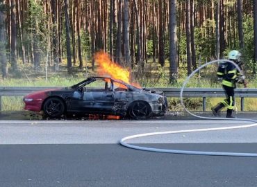 Sportwagen fängt auf der A10 Feuer