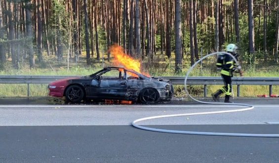 Sportwagen fängt auf der A10 Feuer