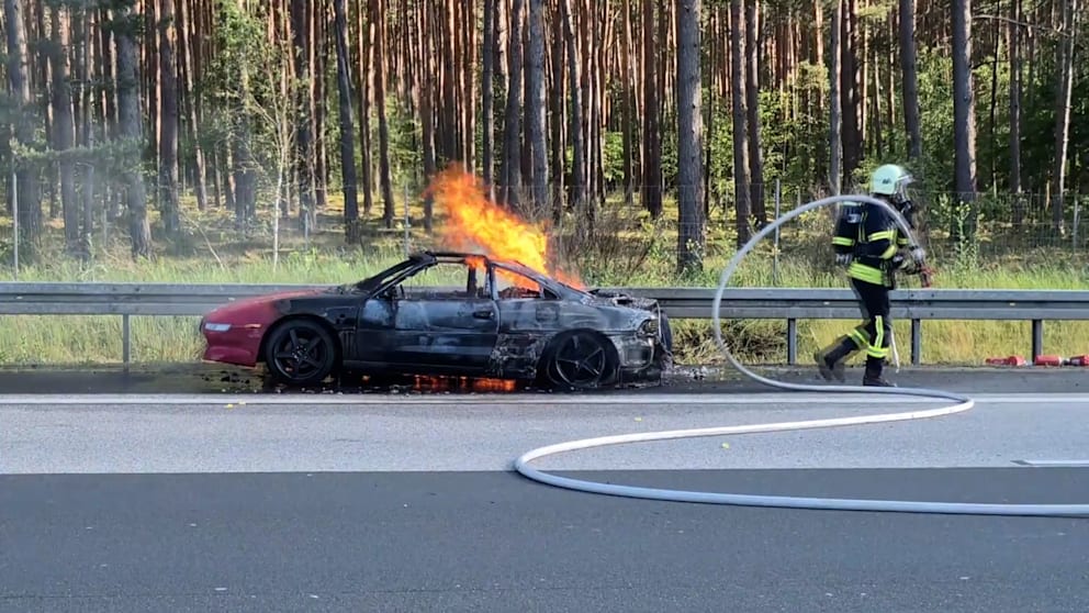 Sportwagen fängt auf der A10 Feuer