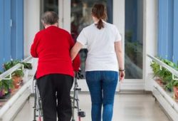 Reform der Pflegekosten: Kritik und Vorschläge zur Senkung
