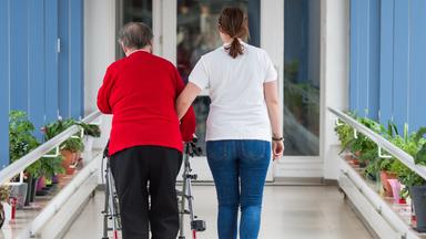 Reform der Pflegekosten: Kritik und Vorschläge zur Senkung
