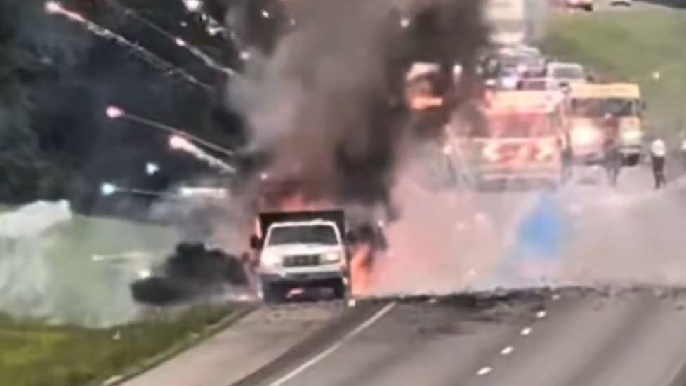 Explosion eines Feuerwerks-Anhängers auf US-Autobahn