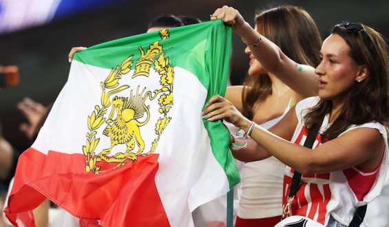 Iranischer Fußball WM-Auftakt: Politische Spannungen im Stadion