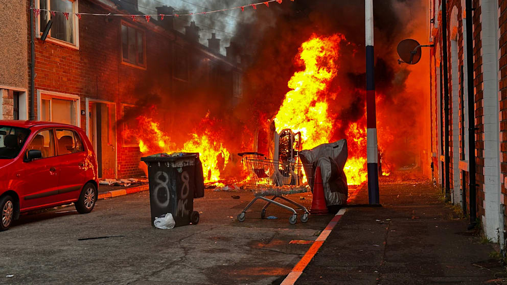 Belfast im Ausnahmezustand: Auseinandersetzungen nach Messerattacke