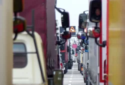 Gerichtsurteil im Verkehrsrecht: Nutzung von Front- und Bordsteinspiegel bei Lkw-Fahrern