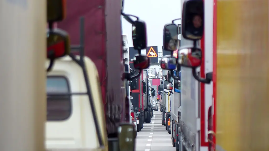 Gerichtsurteil im Verkehrsrecht: Nutzung von Front- und Bordsteinspiegel bei Lkw-Fahrern