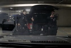 Polizist schießt versehentlich auf Kollegen während eines „Scherzes“