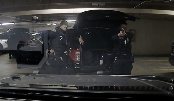 Polizist schießt versehentlich auf Kollegen während eines „Scherzes“