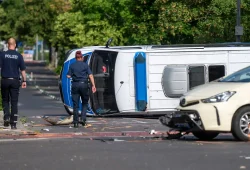 Schwerer Verkehrsunfall in Berlin: Polizeiwagen kollidiert mit Taxi