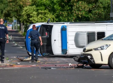 Schwerer Verkehrsunfall in Berlin: Polizeiwagen kollidiert mit Taxi