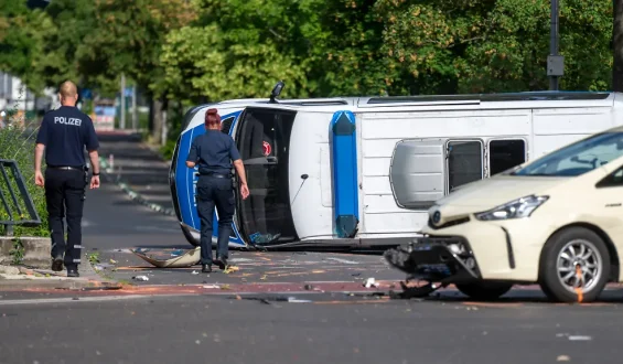 Schwerer Verkehrsunfall in Berlin: Polizeiwagen kollidiert mit Taxi