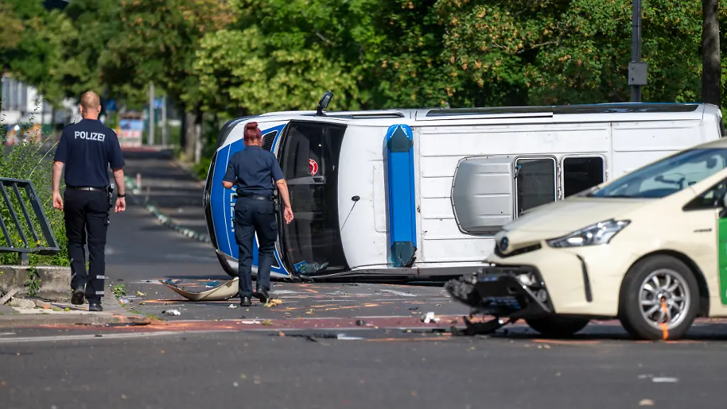 Schwerer Verkehrsunfall in Berlin: Polizeiwagen kollidiert mit Taxi