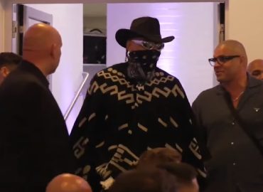 Netflix-Star im Cowboy-Outfit bei der Pressekonferenz
