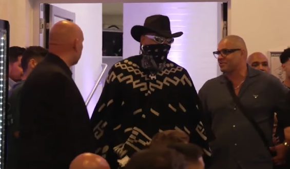 Netflix-Star im Cowboy-Outfit bei der Pressekonferenz