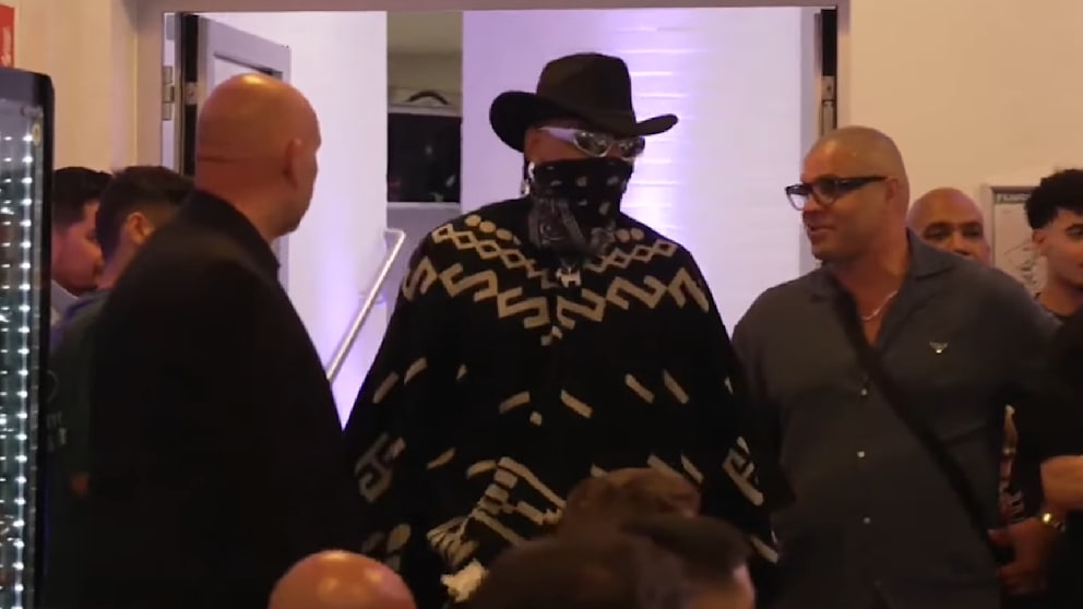 Netflix-Star im Cowboy-Outfit bei der Pressekonferenz