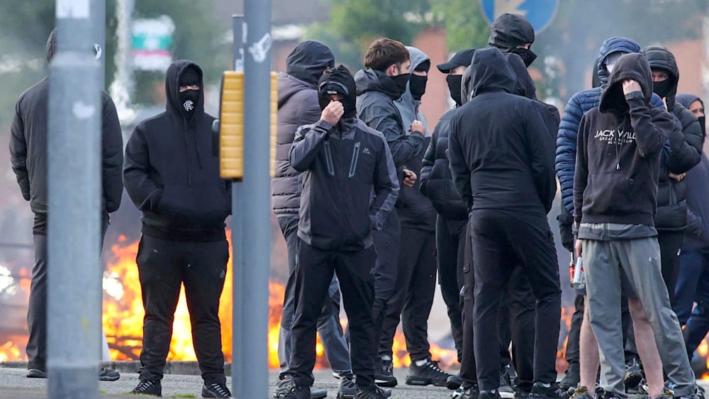 Gewalttätige Ausschreitungen in Großbritannien nach Messerangriff in Belfast