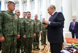 Putin diskutiert Drohnenbedrohung mit Soldaten im Kreml
