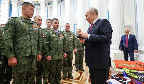 Putin diskutiert Drohnenbedrohung mit Soldaten im Kreml