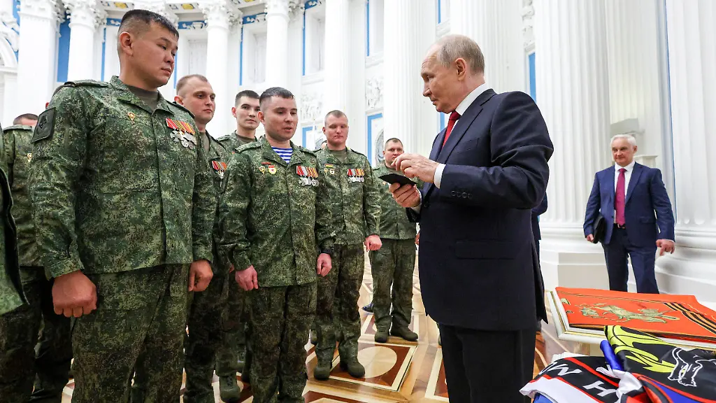 Putin diskutiert Drohnenbedrohung mit Soldaten im Kreml