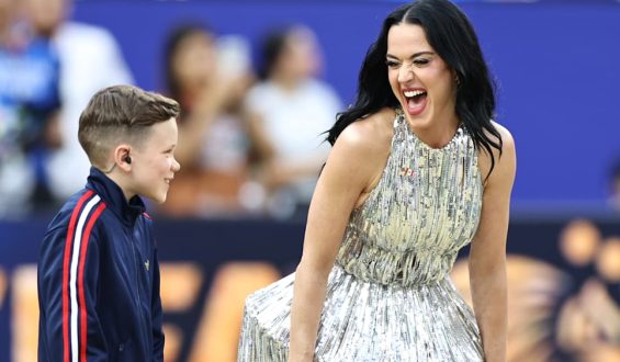 Katy Perry begeistert mit Show vor USA-Paraguay Spiel