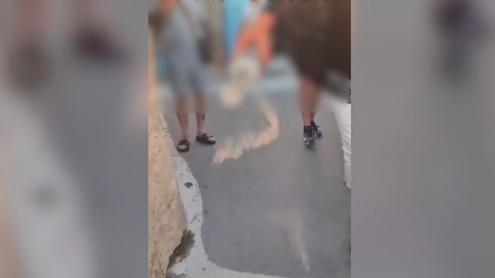 Morbide Aktion auf Santorini