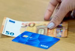 Kritik an Bezahlkarte für Migranten wegen Tauschbörsen