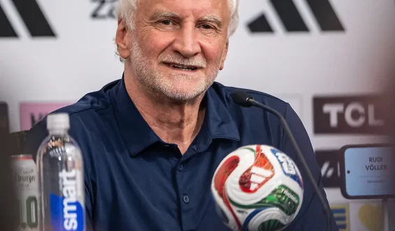 Rudi Völler warnt die Fußball-Nationalmannschaft