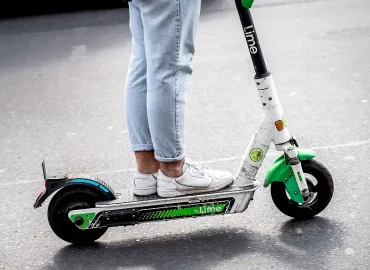 Erhöhung der Fahrtsicherheit bei E-Scootern: Neue Regeln ab März 2027