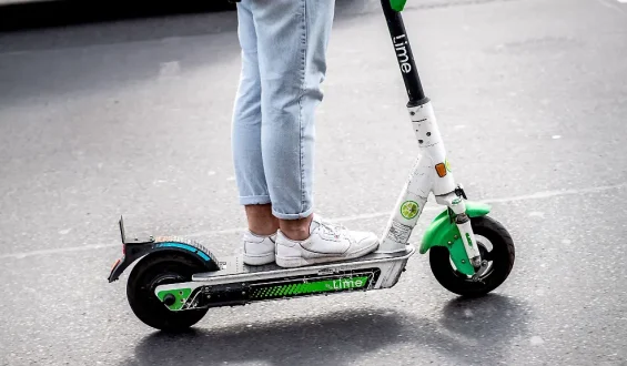Erhöhung der Fahrtsicherheit bei E-Scootern: Neue Regeln ab März 2027
