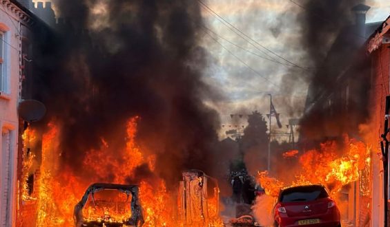 Proteste, Gewalt und Reaktionen in Belfast: Die Eskalation der fremdenfeindlichen Ausschreitungen