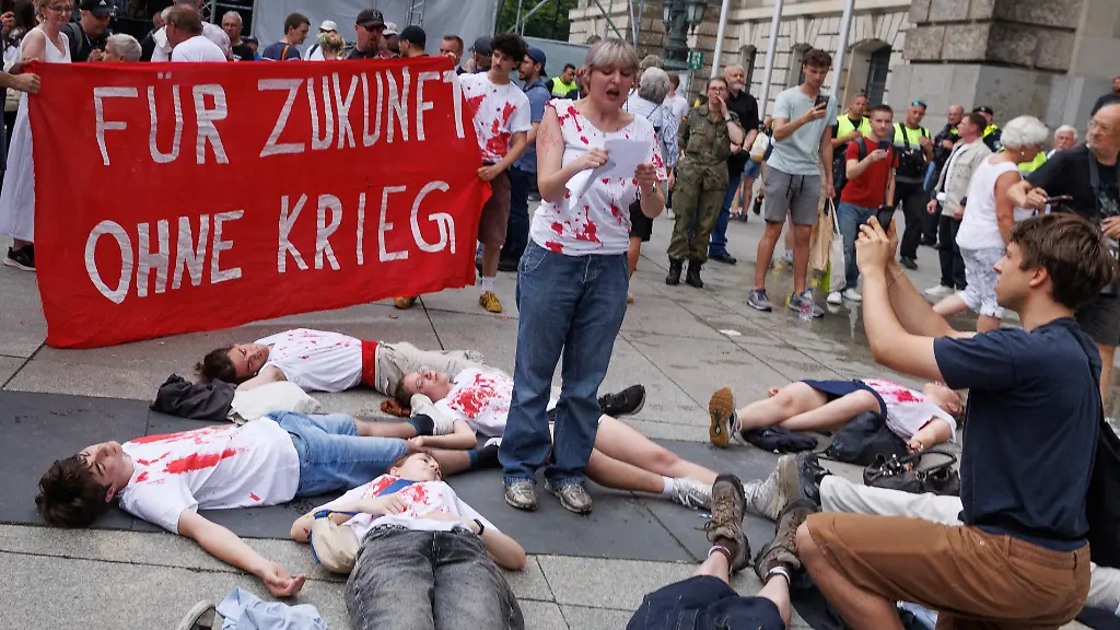 Demonstranten stören Verteidigungsminister bei Veranstaltung zur Veteranen-Ehrung