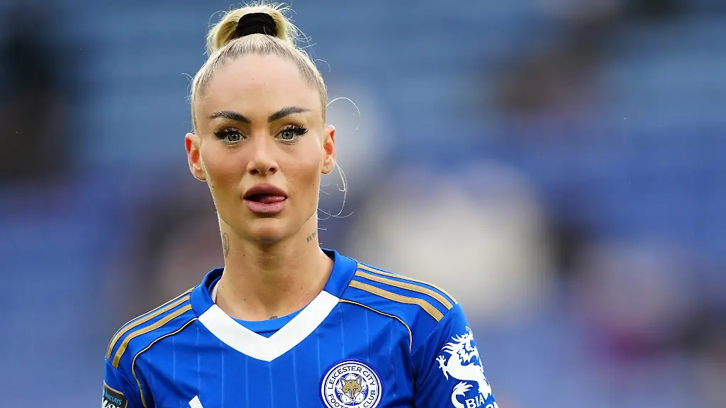 Alisha Lehmann genießt den Strandurlaub statt der WM